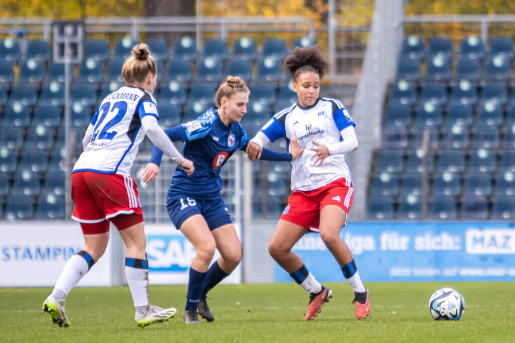 Alisa Grincenco im Kampf um den Ball gegen zwei Spielerinnen des HSV.