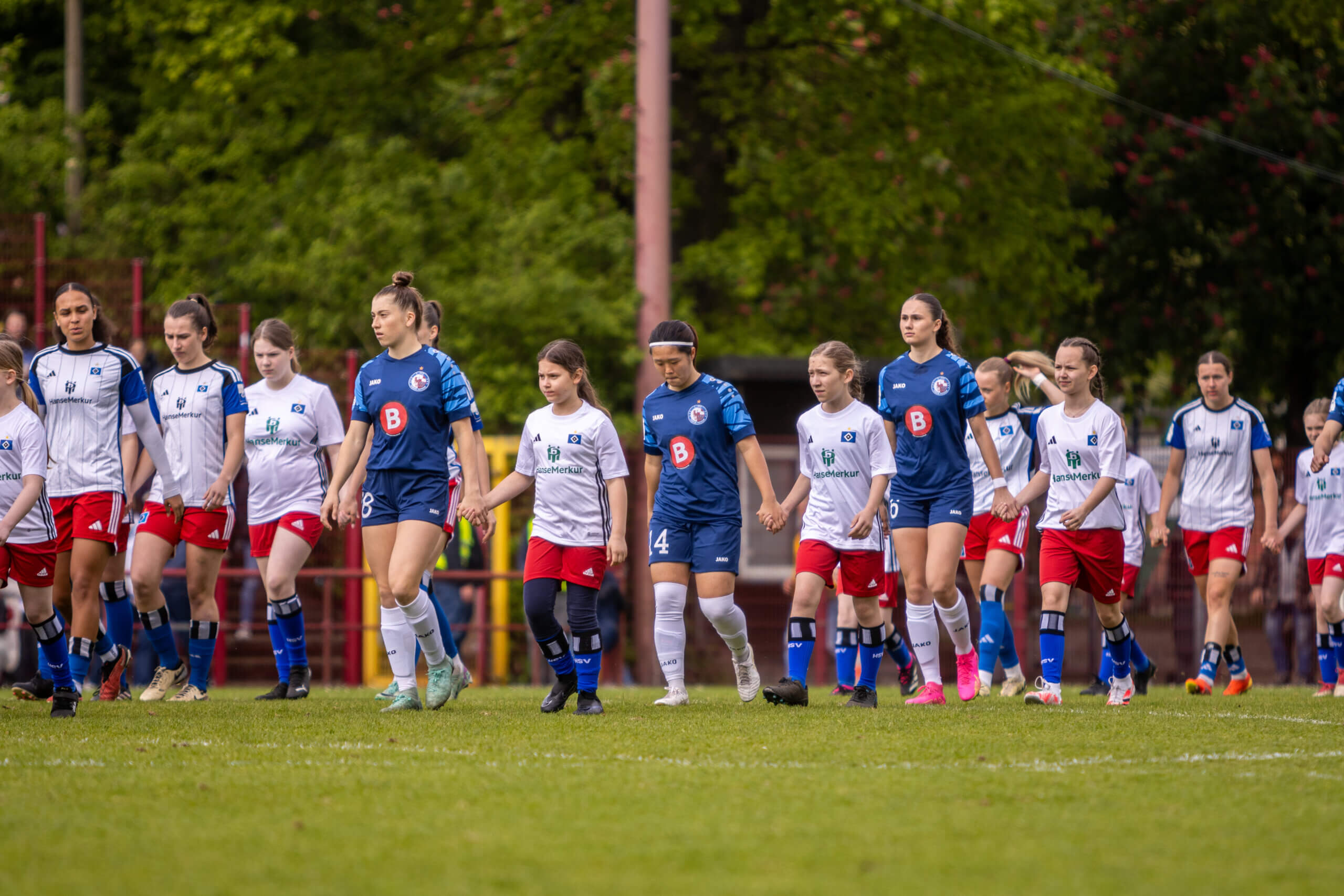 Beim Rückrundenspiel der 2. Frauen-Bundesliga in der Saison 2023/24 betreten Turbine Potsdam und der HSV das Spielfeld für ihr Aufeinandertreffen.