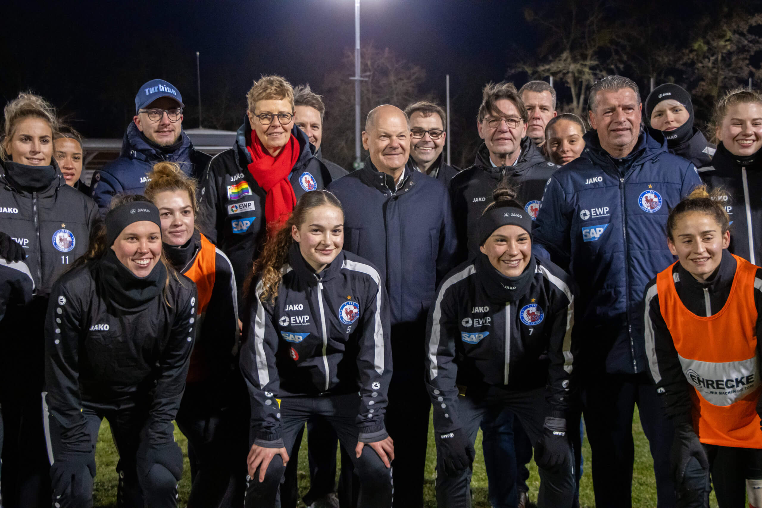 Olaf Scholz beim Besuch des 1. FFC Turbine Potsdam. Zu sehen ist ein Foto von Olaf Scholz mit Spielerinnen von Turbine Potsdam, unserem Cheftrainer, Präsidenten und Vizepräsidentin und einigen Sponsoren.