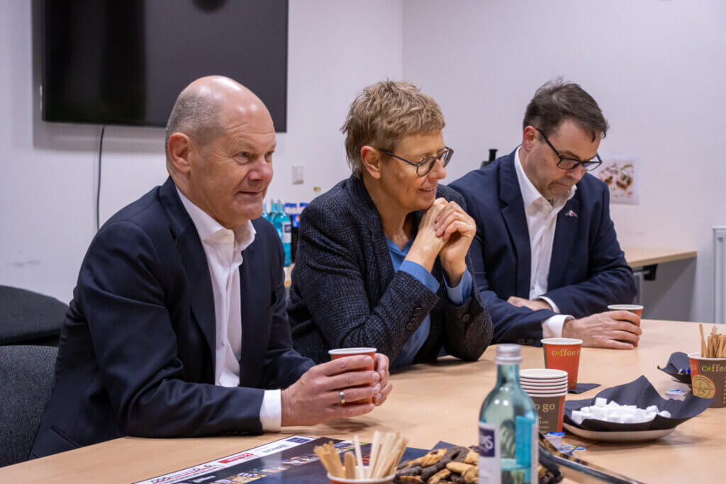 Olaf Scholz im Gespräch mit wichtigen Vertretern des Vereins.