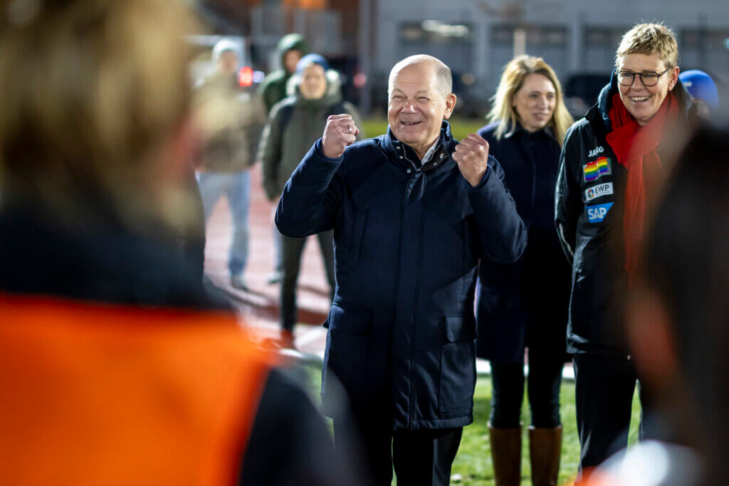 Olaf Scholz steht vor der 1. Frauenmannschaft des Vereins und drückt die Daumen für die bevorstehende Rückrunde. 