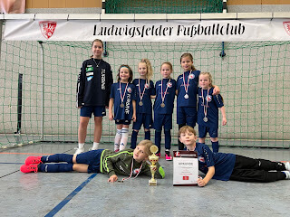 Die F-Juniorinnen des 1. FFC Turbine Potsdam nach dem Hallentunier in Ludwigsfelde, bei welchem sie den 2. Platz belegen konnten. 