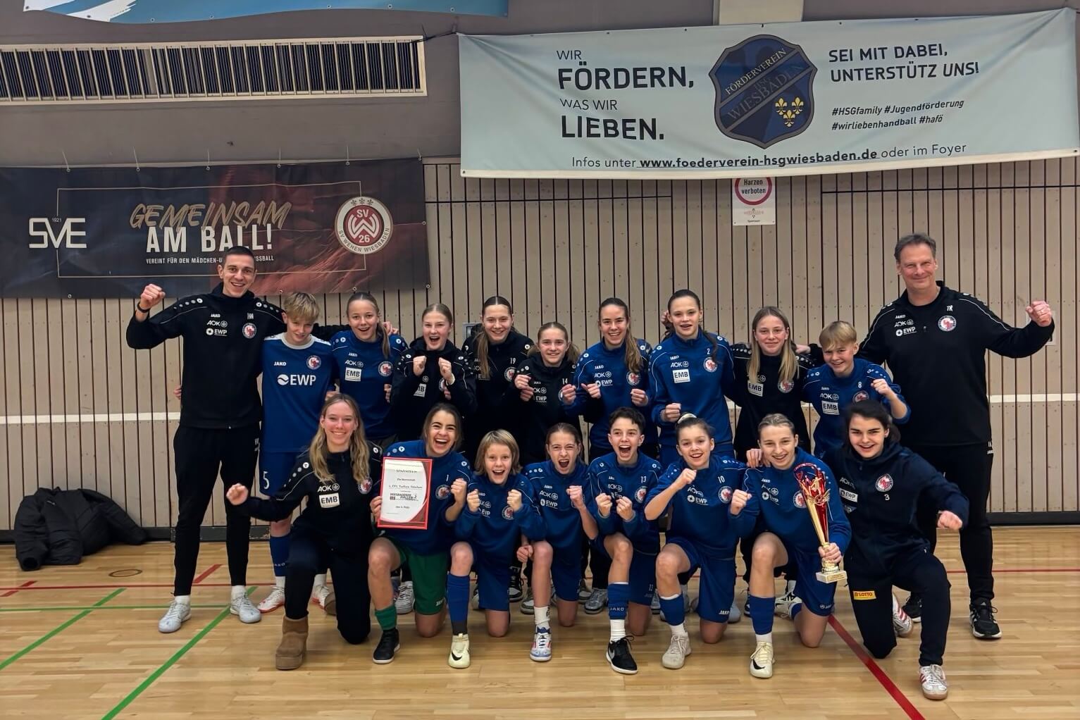 Die U15-Mannschaft mit ihrer Urkunde für den 4. Platz und den beiden Trainern Hannes Waldenburger und Thomas Reif.